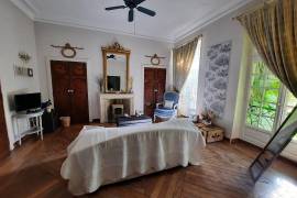 Superb Traditional Mansion With 300 M2 Of Living Space, Garage, Courtyard And Terrace.
