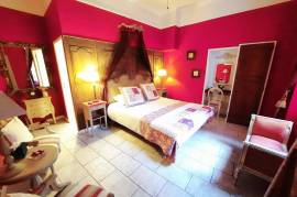 Superb Traditional Mansion With 300 M2 Of Living Space, Garage, Courtyard And Terrace.