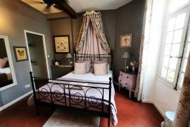 Superb Traditional Mansion With 300 M2 Of Living Space, Garage, Courtyard And Terrace.