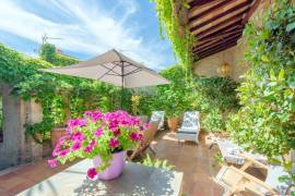 Superb Traditional Mansion With 300 M2 Of Living Space, Garage, Courtyard And Terrace.