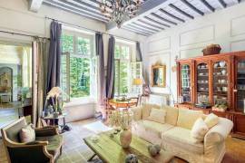 Superb Traditional Mansion With 300 M2 Of Living Space, Garage, Courtyard And Terrace.