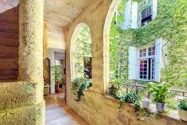 Superb Traditional Mansion With 300 M2 Of Living Space, Garage, Courtyard And Terrace.
