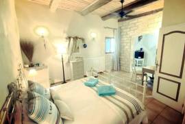 Superb Traditional Mansion With 300 M2 Of Living Space, Garage, Courtyard And Terrace.
