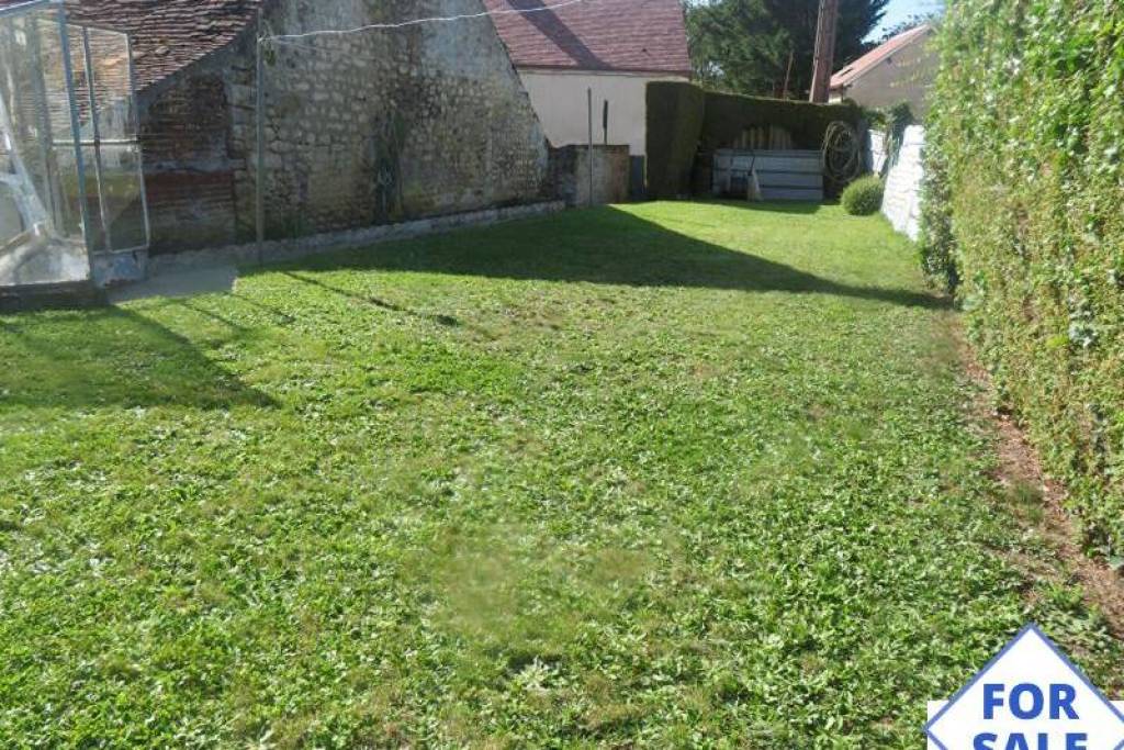 Solid Town House with Neat Garden