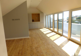 Exceptional Duplex with Sea View in Monte Estoril – Terrace, Elevator Access & Premium Renovation Exceptional Duplex with Sea View in Monte Estoril – Terrace, Elevator Access & Premium Renovation