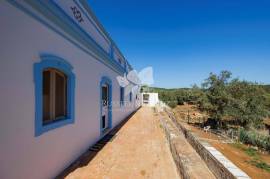 3 bedroom farmhouse with 2 outbuildings and 3 hectares (7.5 aces) for modernisation. Santa Bárbara de Nexe. 3 bedroom farmhouse with 2 outbuildings and 3 hectares (7.5 aces) for modernisation. Santa Bárbara de Nexe.