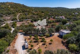 3 bedroom farmhouse with 2 outbuildings and 3 hectares (7.5 aces) for modernisation. Santa Bárbara de Nexe. 3 bedroom farmhouse with 2 outbuildings and 3 hectares (7.5 aces) for modernisation. Santa Bárbara de Nexe.