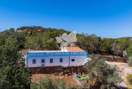 3 bedroom farmhouse with 2 outbuildings and 3 hectares (7.5 aces) for modernisation. Santa Bárbara de Nexe.