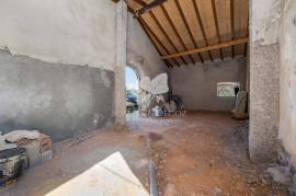 3 bedroom farmhouse with 2 outbuildings and 3 hectares (7.5 aces) for modernisation. Santa Bárbara de Nexe. 3 bedroom farmhouse with 2 outbuildings and 3 hectares (7.5 aces) for modernisation. Santa Bárbara de Nexe.
