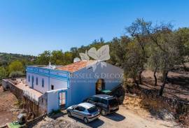 3 bedroom farmhouse with 2 outbuildings and 3 hectares (7.5 aces) for modernisation. Santa Bárbara de Nexe. 3 bedroom farmhouse with 2 outbuildings and 3 hectares (7.5 aces) for modernisation. Santa Bárbara de Nexe.