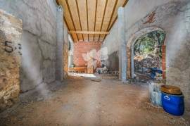 3 bedroom farmhouse with 2 outbuildings and 3 hectares (7.5 aces) for modernisation. Santa Bárbara de Nexe. 3 bedroom farmhouse with 2 outbuildings and 3 hectares (7.5 aces) for modernisation. Santa Bárbara de Nexe.