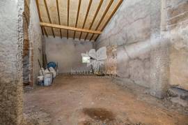 3 bedroom farmhouse with 2 outbuildings and 3 hectares (7.5 aces) for modernisation. Santa Bárbara de Nexe. 3 bedroom farmhouse with 2 outbuildings and 3 hectares (7.5 aces) for modernisation. Santa Bárbara de Nexe.