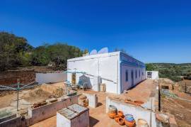 3 bedroom farmhouse with 2 outbuildings and 3 hectares (7.5 aces) for modernisation. Santa Bárbara de Nexe. 3 bedroom farmhouse with 2 outbuildings and 3 hectares (7.5 aces) for modernisation. Santa Bárbara de Nexe.