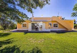 Detached 3 bedroom  villa on one level in fenced private plot -  walking distance to town. Detached 3 bedroom  villa on one level in fenced private plot -  walking distance to town.