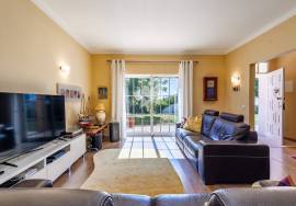 Detached 3 bedroom  villa on one level in fenced private plot -  walking distance to town. Detached 3 bedroom  villa on one level in fenced private plot -  walking distance to town.