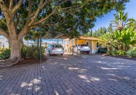 Detached 3 bedroom  villa on one level in fenced private plot -  walking distance to town. Detached 3 bedroom  villa on one level in fenced private plot -  walking distance to town.