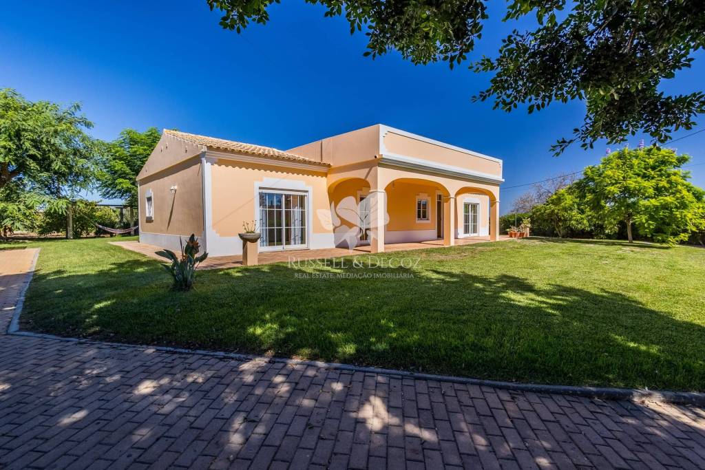 Detached 3 bedroom  villa on one level in fenced private plot -  walking distance to town.
