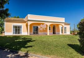 Detached 3 bedroom  villa on one level in fenced private plot -  walking distance to town. Detached 3 bedroom  villa on one level in fenced private plot -  walking distance to town.