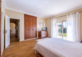 Detached 3 bedroom  villa on one level in fenced private plot -  walking distance to town. Detached 3 bedroom  villa on one level in fenced private plot -  walking distance to town.