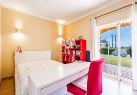 Detached 3 bedroom  villa on one level in fenced private plot -  walking distance to town. Detached 3 bedroom  villa on one level in fenced private plot -  walking distance to town.