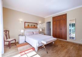 Detached 3 bedroom  villa on one level in fenced private plot -  walking distance to town. Detached 3 bedroom  villa on one level in fenced private plot -  walking distance to town.