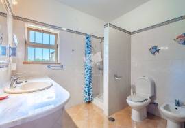 Detached 3 bedroom  villa on one level in fenced private plot -  walking distance to town. Detached 3 bedroom  villa on one level in fenced private plot -  walking distance to town.