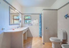 Detached 3 bedroom  villa on one level in fenced private plot -  walking distance to town. Detached 3 bedroom  villa on one level in fenced private plot -  walking distance to town.