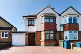 Stunning 4 Bed Semi Detached House For Sale in Pinner Middlesex United