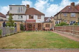 Stunning 4 Bed Semi Detached House For Sale in Pinner Middlesex United