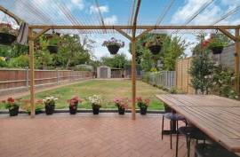 Stunning 4 Bed Semi Detached House For Sale in Pinner Middlesex United