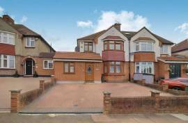 Stunning 4 Bed Semi Detached House For Sale in Pinner Middlesex United