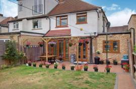 Stunning 4 Bed Semi Detached House For Sale in Pinner Middlesex United