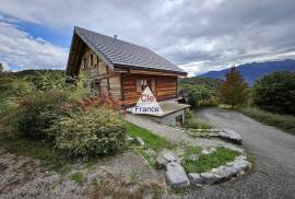 Detached Chalet Property in Idyllic Setting