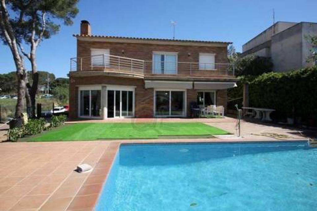 A unique spacious villa with sea view in the center of the city and the beach and port just 200 meter away