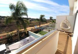 Semi-new 3+1 bedroom townhouse with private pool and garage for sale - Ferreiras/Albufeira