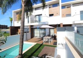 Semi-new 3+1 bedroom townhouse with private pool and garage for sale - Ferreiras/Albufeira