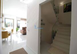 Semi-new 3+1 bedroom townhouse with private pool and garage for sale - Ferreiras/Albufeira