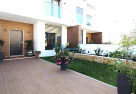 Semi-new 3+1 bedroom townhouse with private pool and garage for sale - Ferreiras/Albufeira