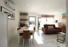 Semi-new 3+1 bedroom townhouse with private pool and garage for sale - Ferreiras/Albufeira