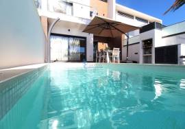 Semi-new 3+1 bedroom townhouse with private pool and garage for sale - Ferreiras/Albufeira