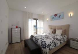 Semi-new 3+1 bedroom townhouse with private pool and garage for sale - Ferreiras/Albufeira