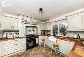 4 bedroom, Detached house for sale