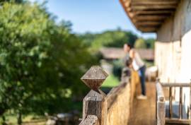 Domaine de charme avec lac, source et piscine Domaine de charme avec lac, source et piscine