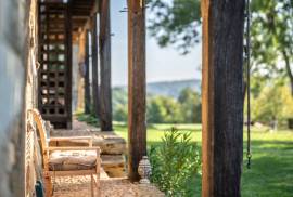 Domaine de charme avec lac, source et piscine Domaine de charme avec lac, source et piscine