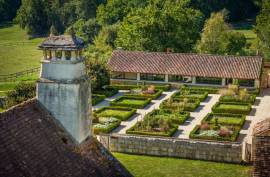 Domaine de charme avec lac, source et piscine Domaine de charme avec lac, source et piscine