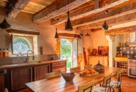 Domaine de charme avec lac, source et piscine Domaine de charme avec lac, source et piscine