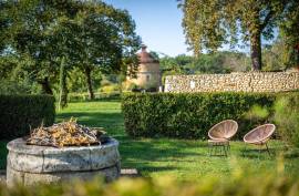 Domaine de charme avec lac, source et piscine Domaine de charme avec lac, source et piscine