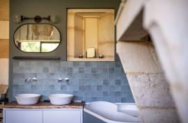 Domaine de charme avec lac, source et piscine Domaine de charme avec lac, source et piscine