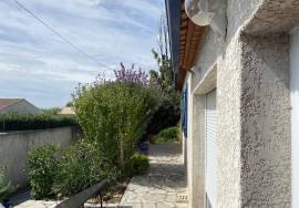 Very Comfortable Single Storey Villa With 4 Bedrooms And Garage On A Private Plot Of 700 M2.