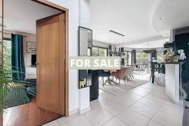 Detached House with Lovely Swimming Pool